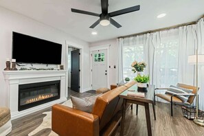Una Smart TV, una chimenea, una oficina