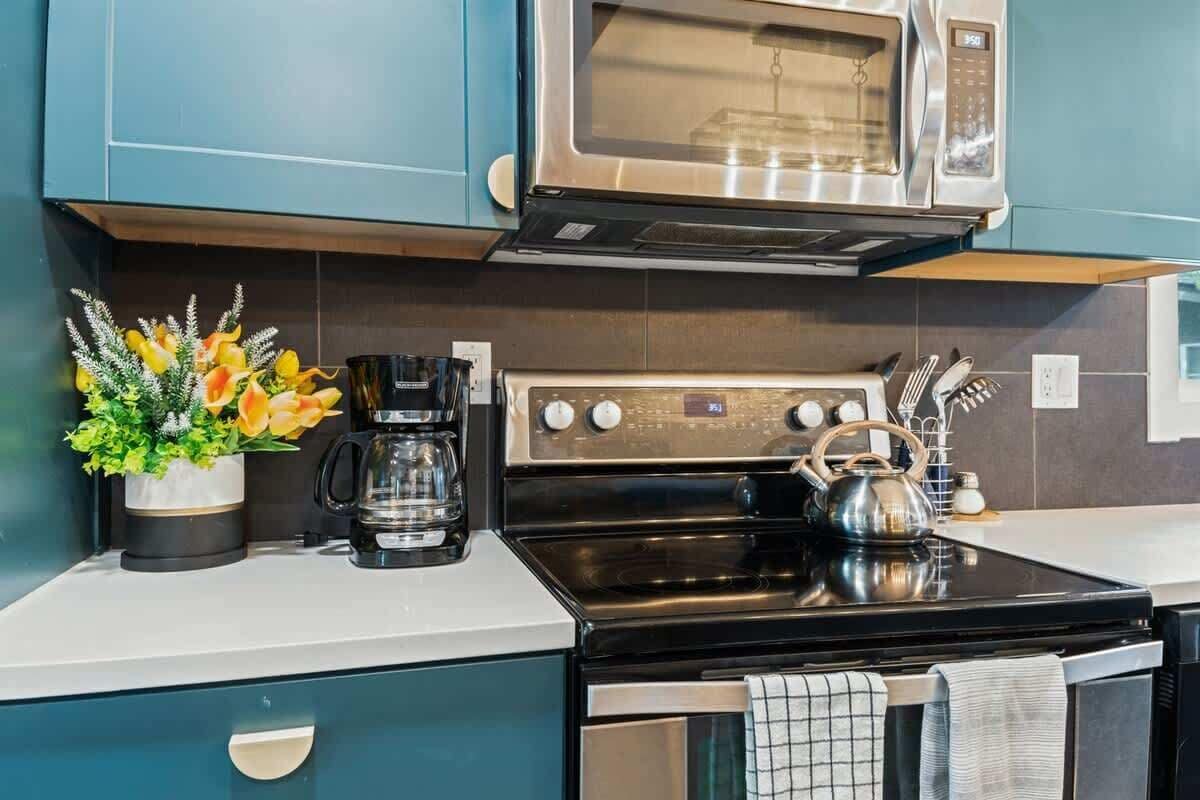 Een koelkast, een microgolfoven, een oven, een kookplaat