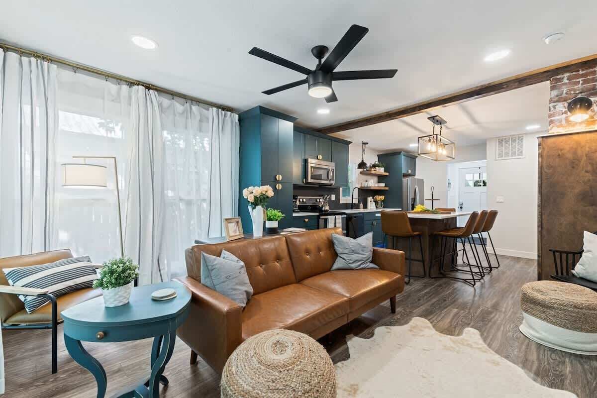 Smart-tv, een open haard en een kantoor