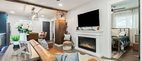 Smart TV, caminetto, libri