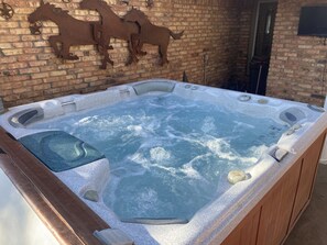 Outdoor spa tub
