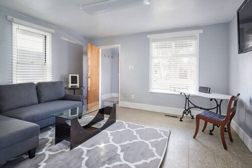 Convenient 1-Bedroom House near Hospital & Downtown