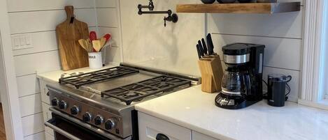 Køleskab, mikrobølgeovn, ovn, kogeplade