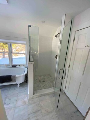 Combined shower/bathtub, hair dryer - Renovated farmhouse w/hot tub Hudson Valley escape (Cottekill)