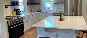 Renovated farmhouse w/hot tub Hudson Valley escape