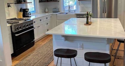 Renovated farmhouse w/hot tub Hudson Valley escape