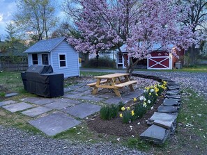Outdoor dining - Renovated farmhouse w/hot tub Hudson Valley escape (Cottekill)