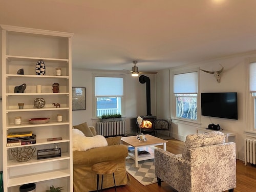 Renovated farmhouse w/hot tub Hudson Valley escape