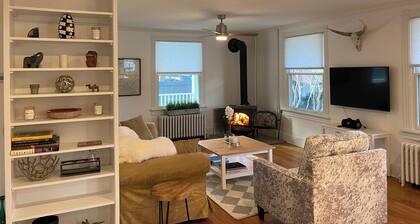 Renovated farmhouse w/hot tub Hudson Valley escape