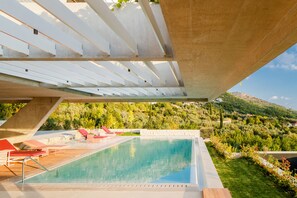 Una piscina cubierta, una piscina al aire libre de temporada, tumbonas