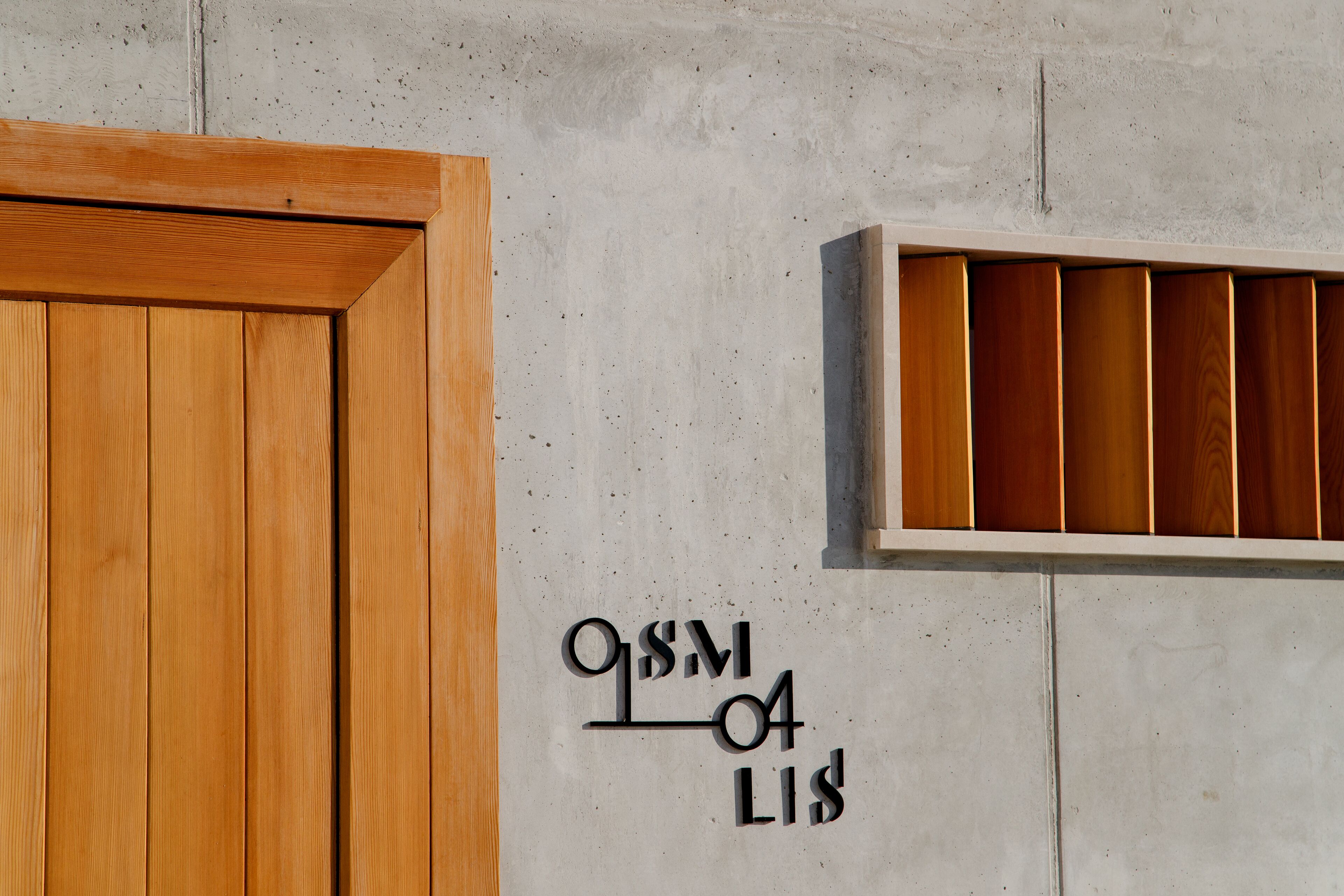 Una puerta y un ventanal de madera.