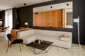 Suite superior | Zona de estar | Smart TV de 108 cm con canales por cable, una televisión