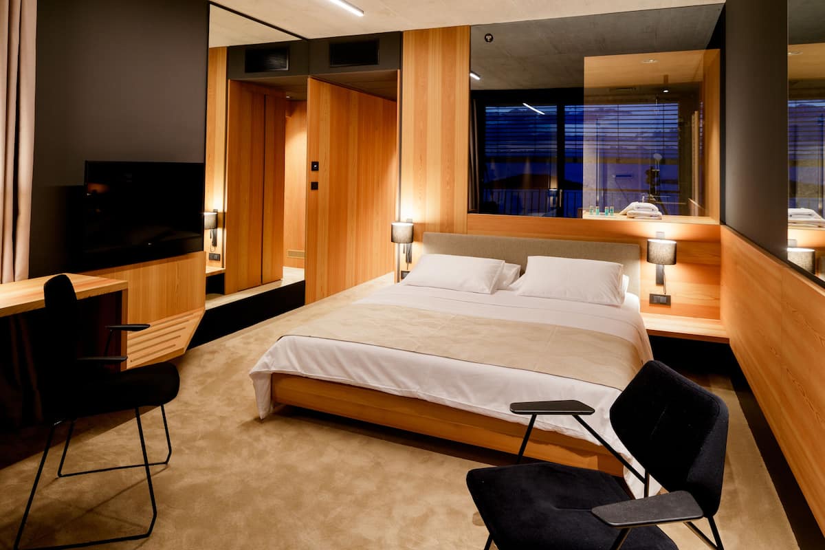 Premium Comfort Double Room | Una cassaforte in camera, con stile personalizzato, una scrivania
