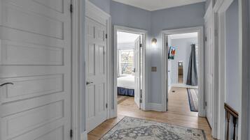 4 habitaciones, escritorio, tabla de planchar con plancha y wifi gratis