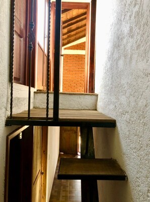 A narrow stairway with a wooden handrail leading to a brick wall. - Cabaña La Mora Huasca de Ocampo (Huasca de Ocampo)