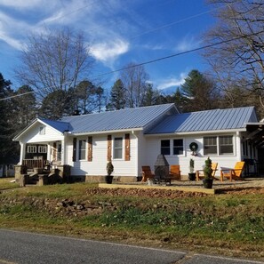 Exterior - Creekside Farmhouse Cottage in the Mountains (Franklin)