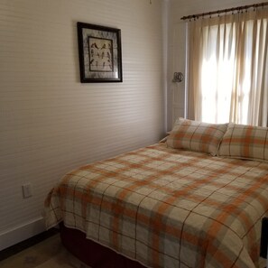 2 bedrooms, iron/ironing board, free WiFi, bed sheets - Creekside Farmhouse Cottage in the Mountains (Franklin)