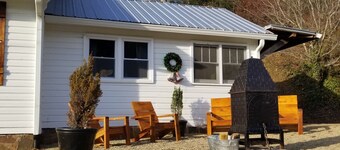 Creekside Farmhouse Cottage in the Mountains