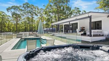 Een verwarmd zwembad