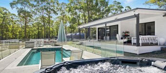 Lovedale Abode 13 bedrooms with heated pool & Acres