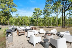 Outdoor dining - Lovedale Abode 13 bedrooms with heated pool & Acres (Lovedale)