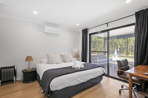 13 bedrooms, desk, iron/ironing board, WiFi - Lovedale Abode 13 bedrooms with heated pool & Acres (Lovedale)