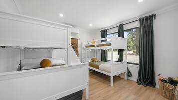 13 habitaciones, escritorio, tabla de planchar con plancha y wifi