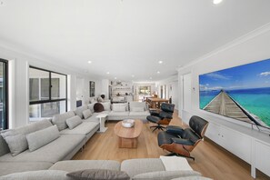 Smart TV, stereo - Lovedale Abode 13 bedrooms with heated pool & Acres (Lovedale)