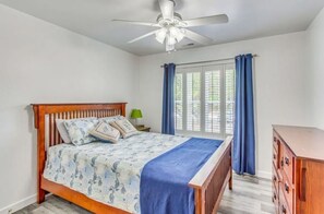 3 soverom, skrivebord, strykejern/-brett og reiseseng for barn