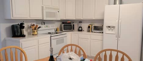 冰箱、微波炉、烤箱、炉灶