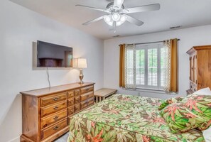 3 habitaciones, escritorio y tabla de planchar con plancha