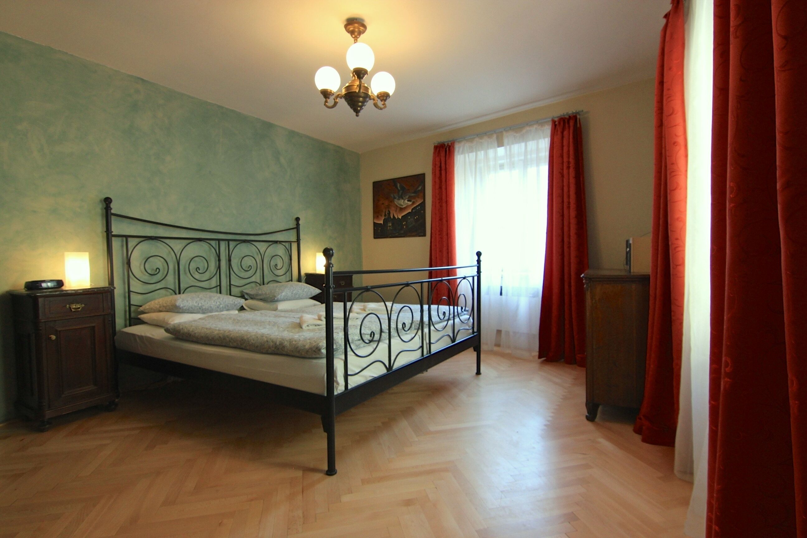 1 dormitorio, tabla de planchar con plancha, wifi y ropa de cama