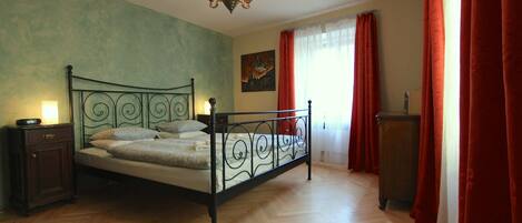 1 dormitorio, tabla de planchar con plancha, wifi y ropa de cama