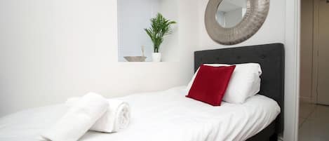 Tabla de planchar con plancha, wifi y ropa de cama