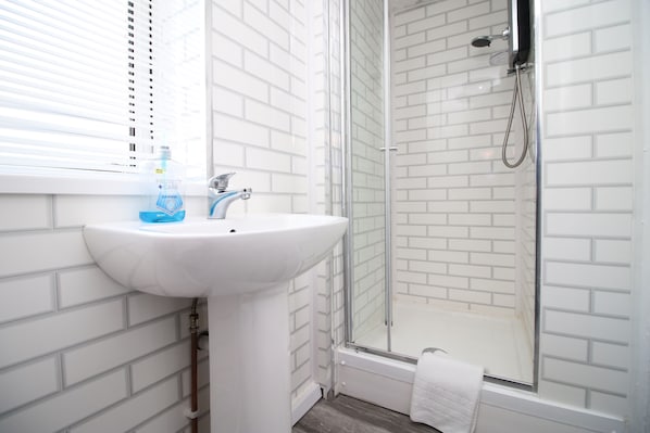 Bathtub, hair dryer, towels - Cozy Studio Retreat in Swansea (SWANSEA)
