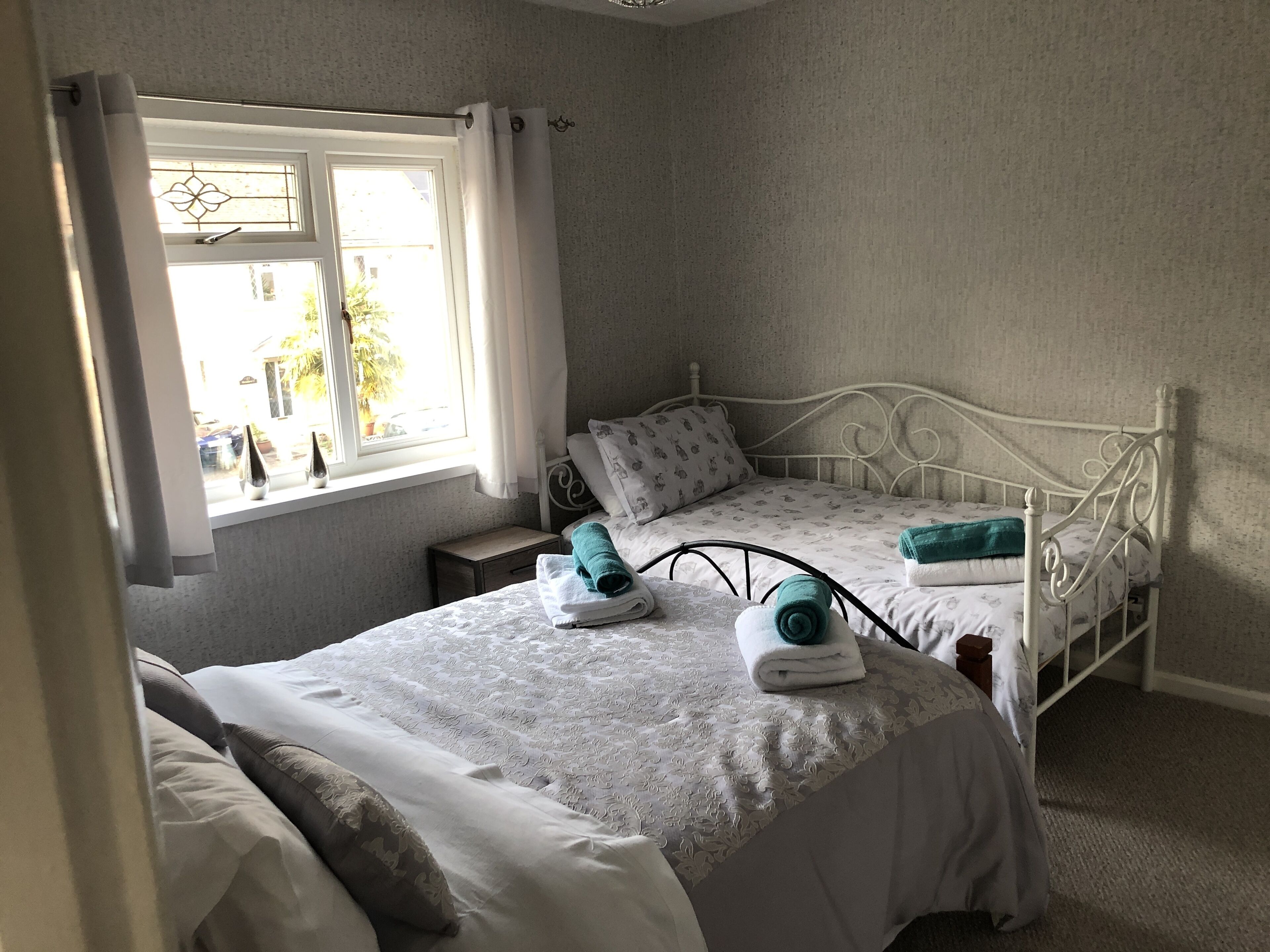 3 habitaciones, tabla de planchar con plancha, wifi y ropa de cama 