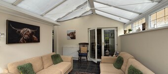 3 Bed House - Sleeps 6 - Parking - Garden - WIfi