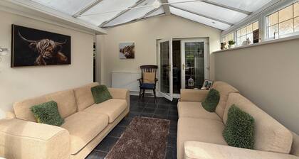 3 Bed House - Sleeps 6 - Parking - Garden - WIfi