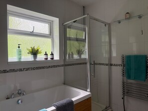 Bathtub, free toiletries, hair dryer, towels - 3 Bed House - Sleeps 6 - Parking - Garden - WIfi (Nr Neath)