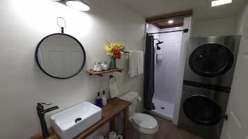 Suihku, hiustenkuivaaja, pyyhkeet, saippua