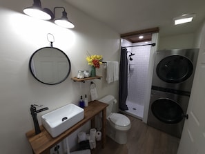 Regadera, secadora de cabello, toallas, jabón