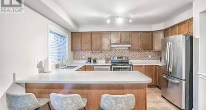 â
Designer 4BR Executive Townhome w/Parking