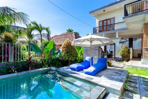 Outdoor pool, pool loungers - D'Canggu Homestay (Canggu)