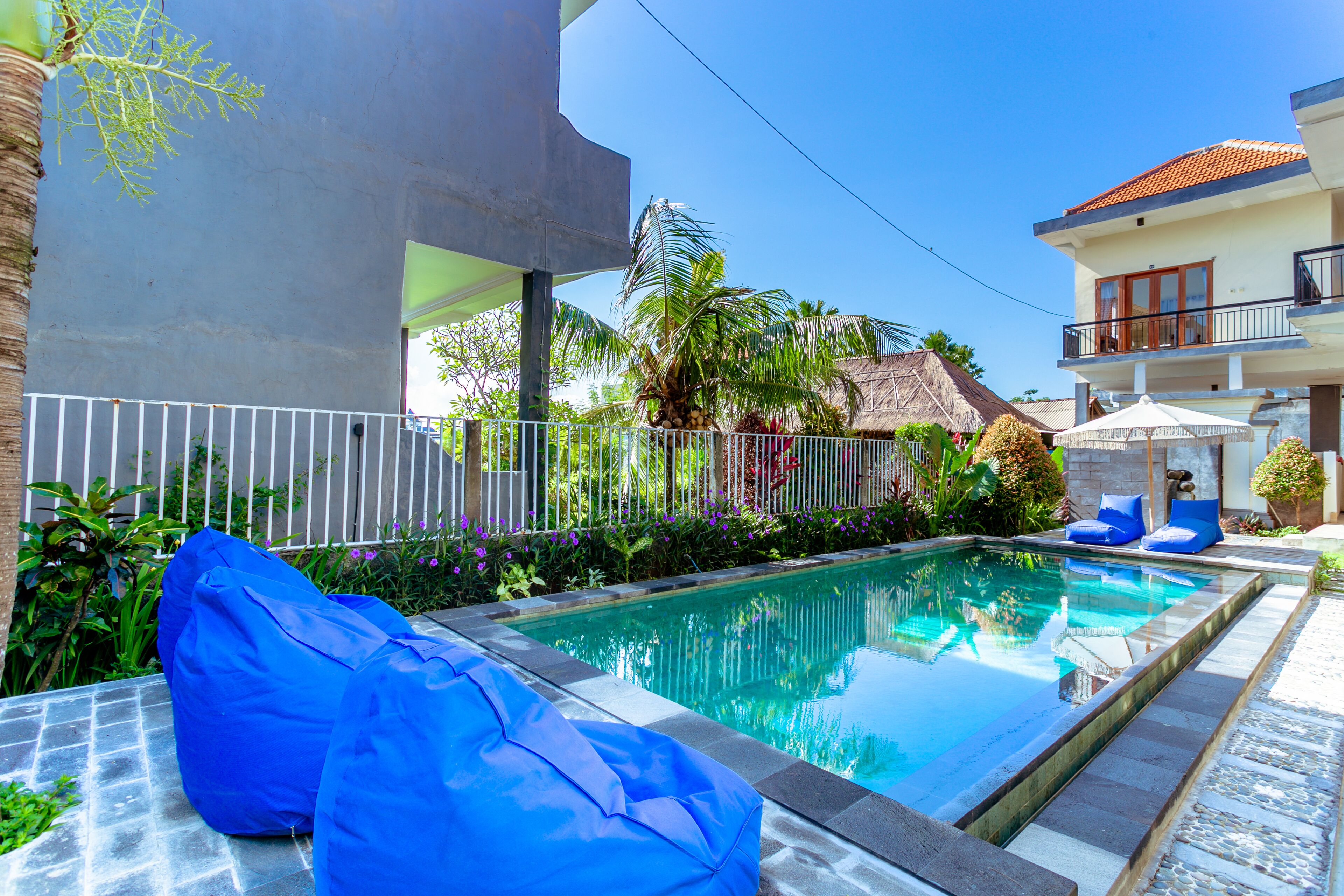 حمّام سباحة خارجي، مقاعد للتشمس