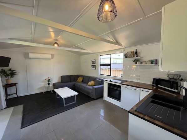 Refrigerador, microondas, lavavajillas y tostadora