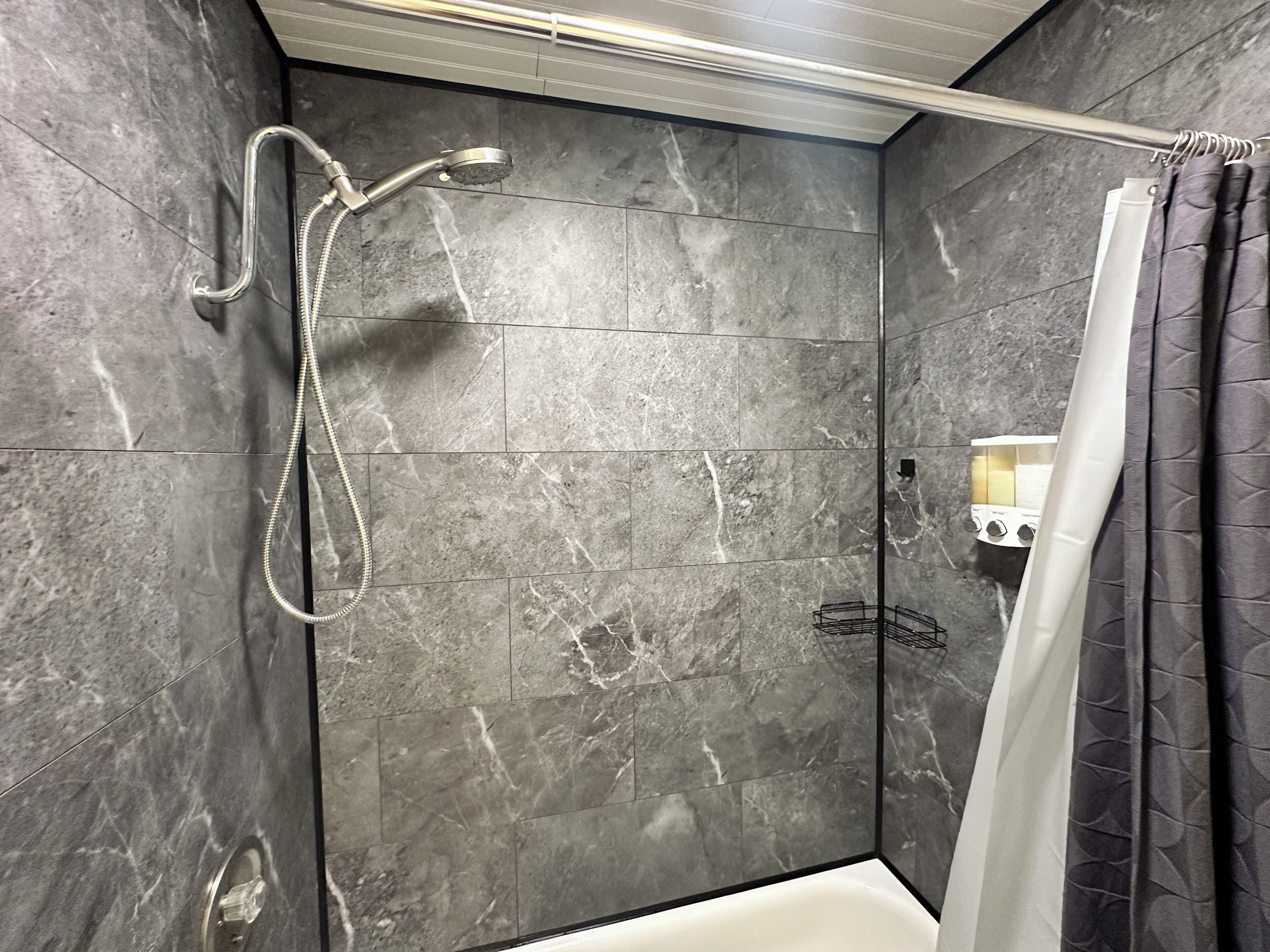 Ducha y bañera combinadas, secador de pelo, toallas y jabón