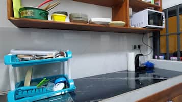 Kühlschrank, Mikrowelle, Ofen, Herdplatte