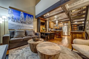 Fernseher, Kamin, DVD-Player