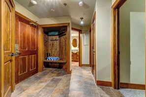 Interior - Greystone Lodge 320 Ski-in/Out by Acer Vacations (Whistler)
