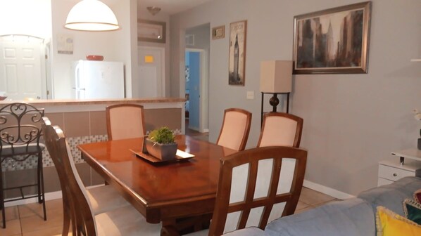 Dining - Lovely bright high ceilings condo (KISSIMMEE)